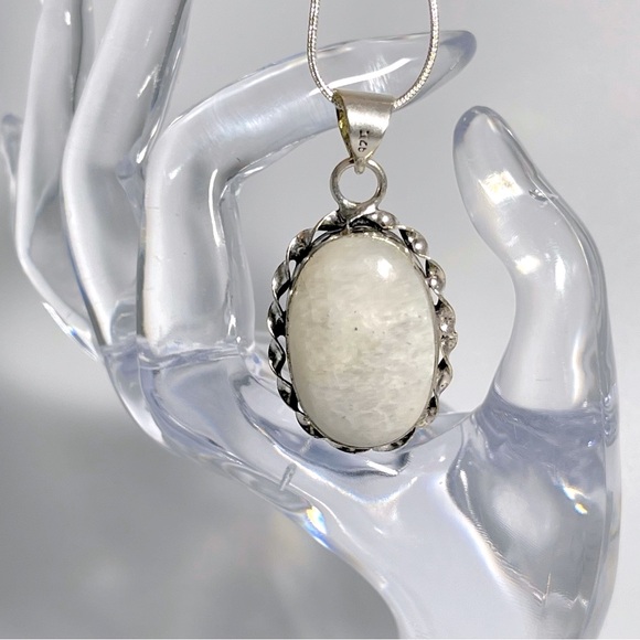 π Lovely flower moonstone necklace - Picture 2 of 9